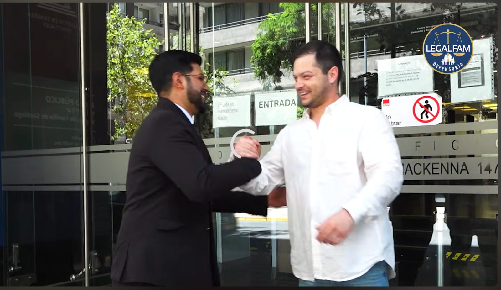 Bryan Véliz y su representado a la salida del tribunal de familia