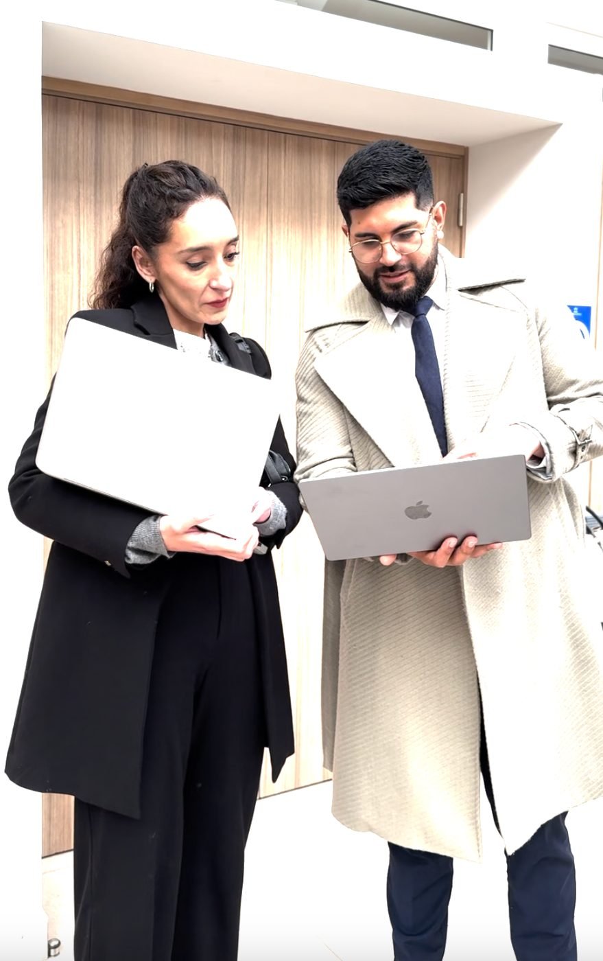 Dos personas revisando documentos de una causa de divorcio