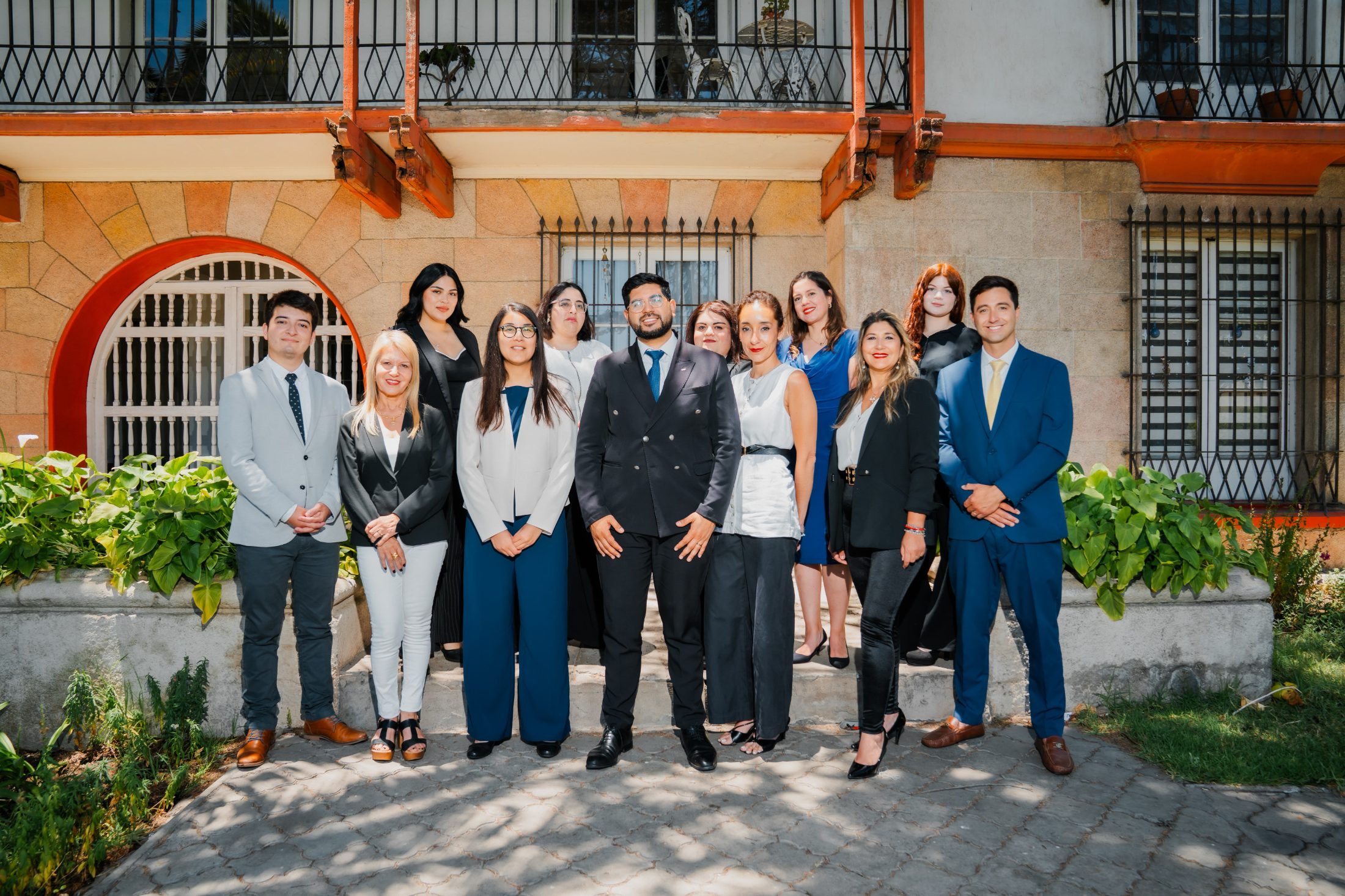 Equipo completo de Legalfam Defensoría frente a la casona del estudio en La Serena