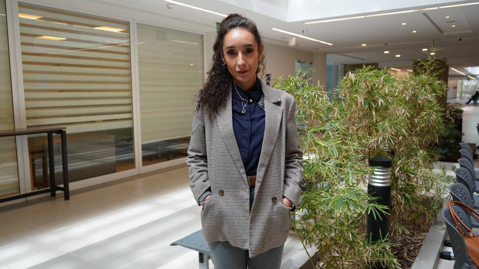 Abogada del equipo Legalfam en el hall de un tribunal antes de una audiencia